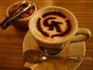 カフェカツオのロゴマーク入りKATSUOのカプチーノ