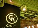 お店のロゴマークと照明